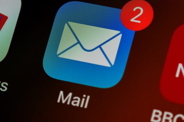 Cold Email vs Contenu LinkedIn : quelle stratégie d&rsquo;acquisition pour le B2B ?