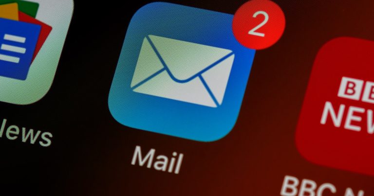 Cold Email vs Contenu LinkedIn : quelle stratégie d&rsquo;acquisition pour le B2B ?